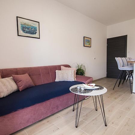 Family Apartments Brach Bol Exterior foto