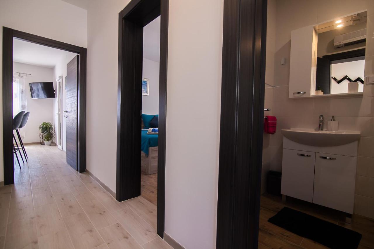 Family Apartments Brach Bol Exterior foto