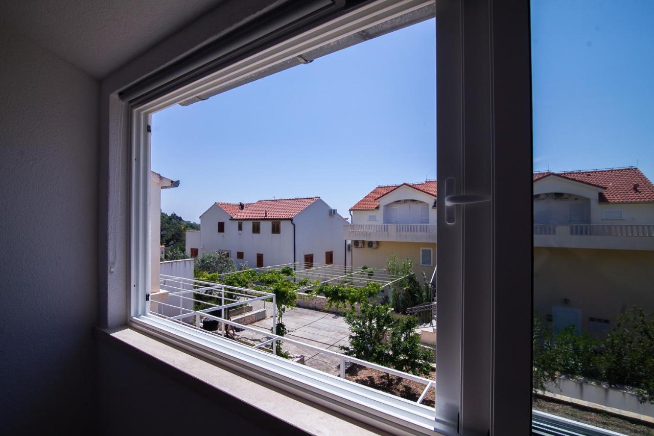 Family Apartments Brach Bol Exterior foto