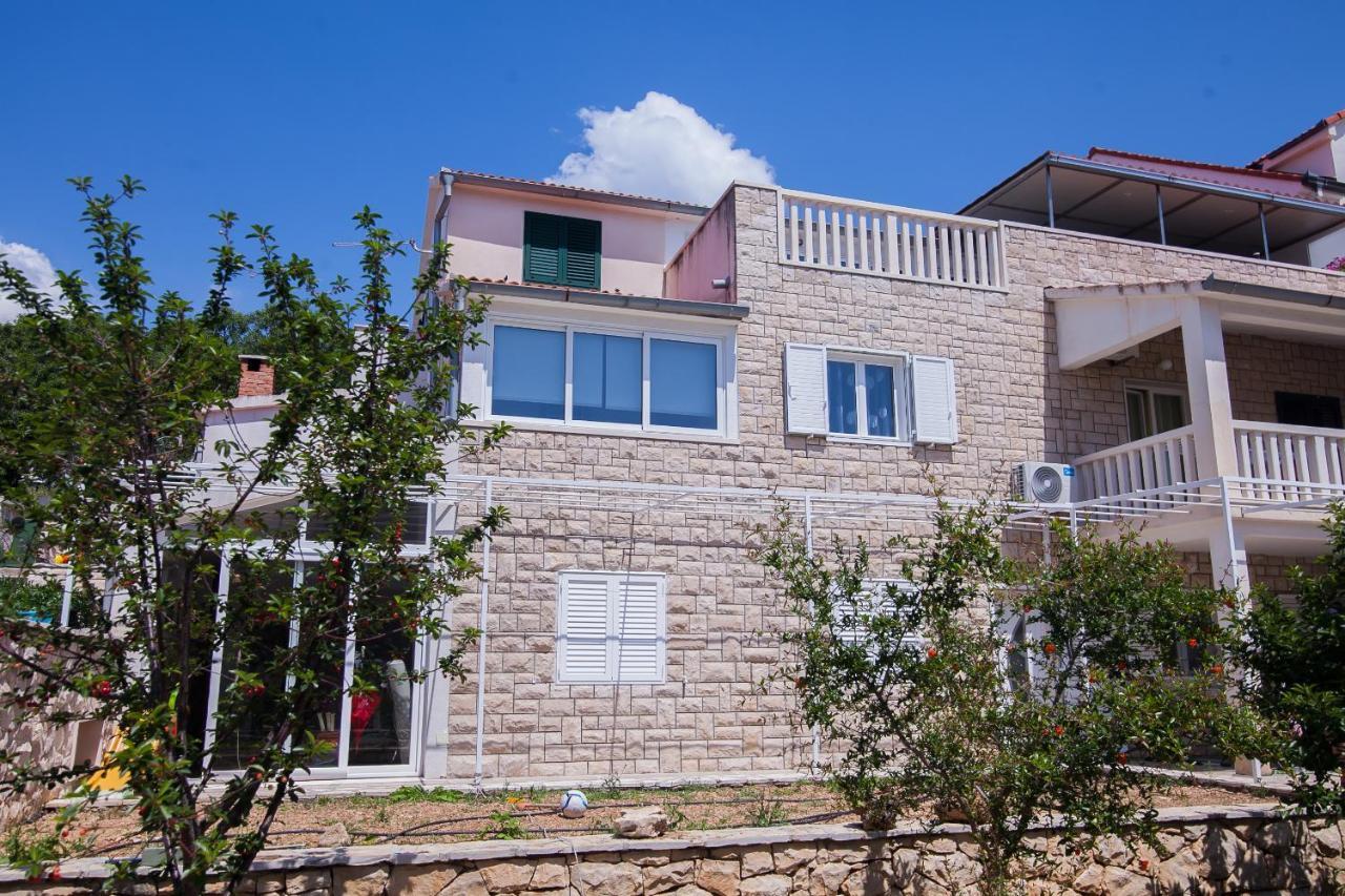Family Apartments Brach Bol Exterior foto