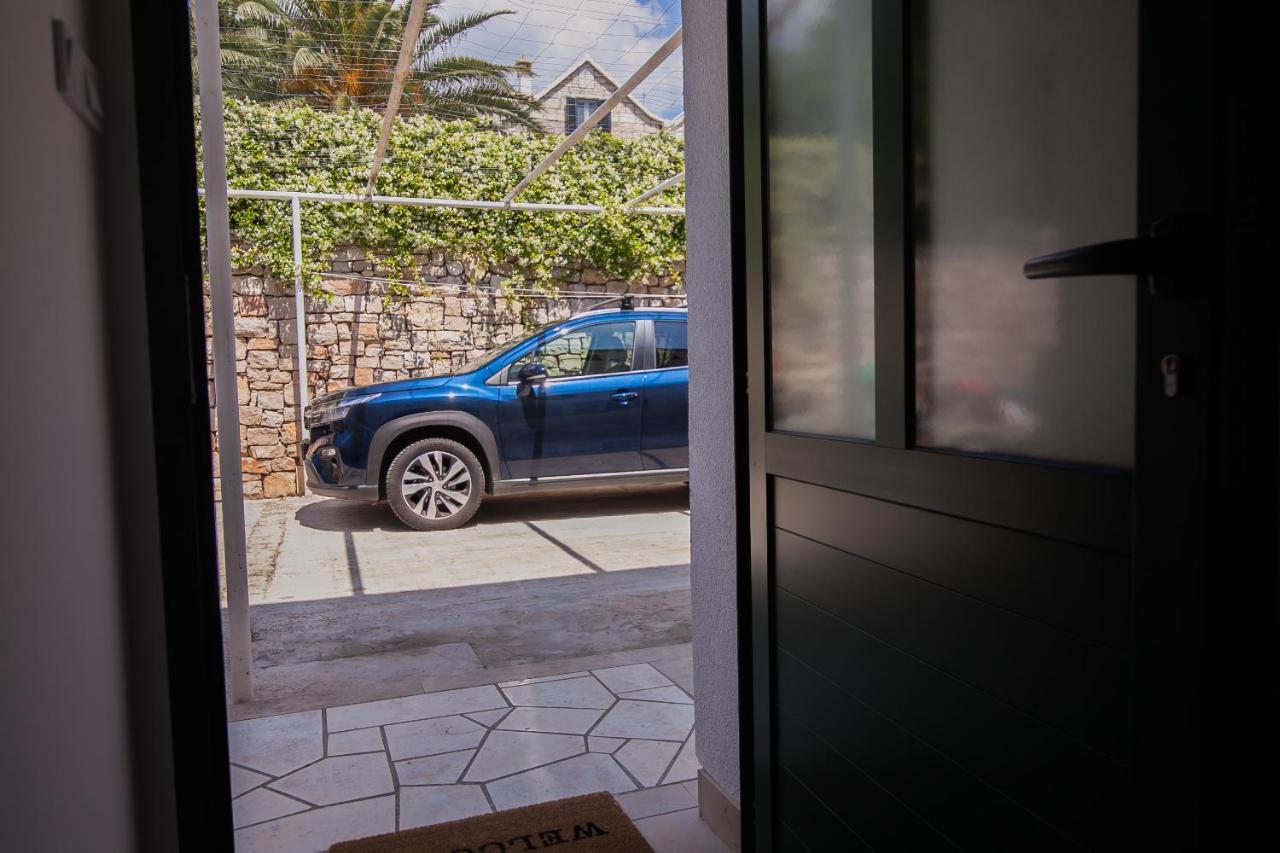Family Apartments Brach Bol Exterior foto