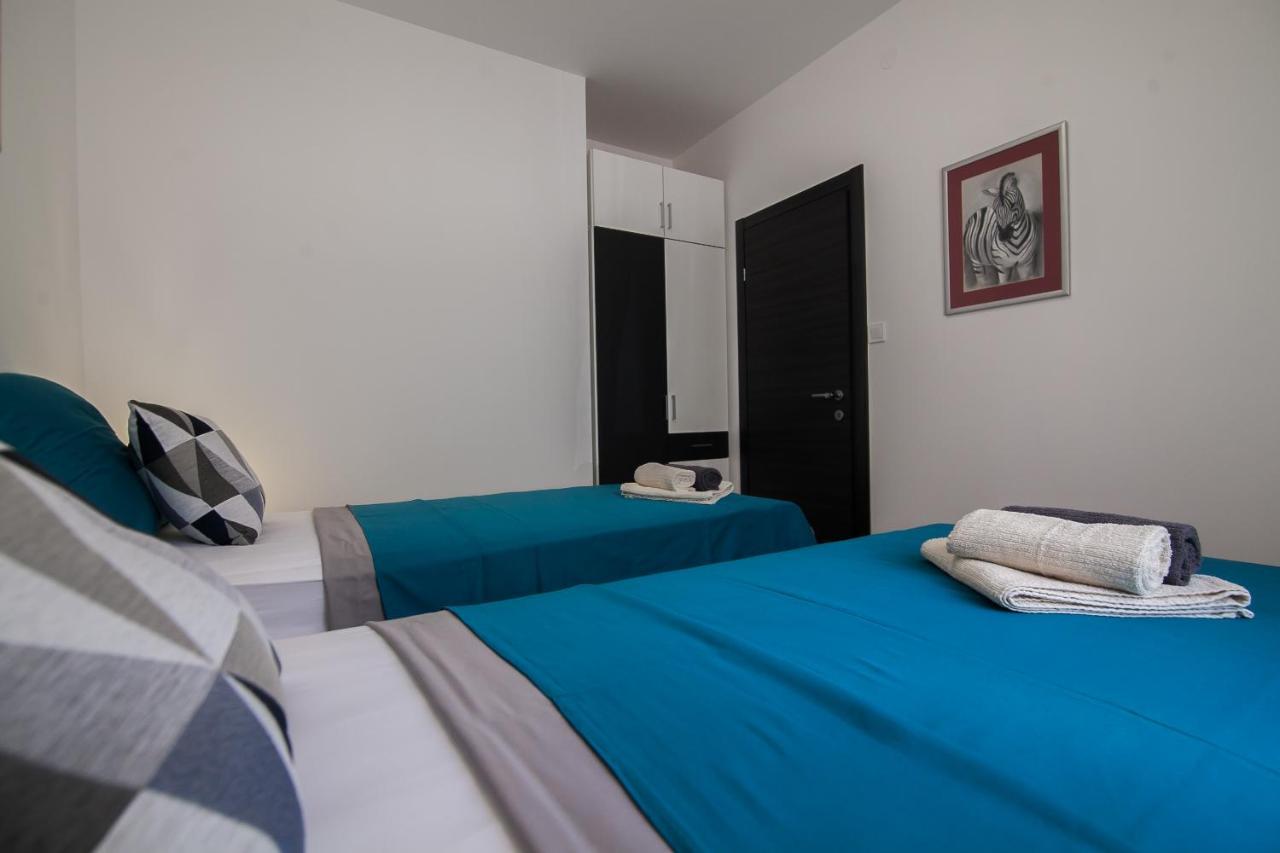 Family Apartments Brach Bol Exterior foto
